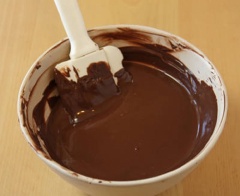 Hấp cách thủy cho chocolate đen tan chảy, lần lượt nhúng từng miếng kẹo vào chocolate.