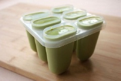 Để hỗn hợp nguội, đổ vào khuôn kem que. Cho kem vào tủ lạnh, để đông khoảng 6-7 giờ trong ngăn đá.