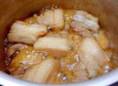 Cho dầu ăn vào nồi áp suất cùng 3 muỗng canh đường, thắng cho đến khi đường có màu nâu cánh gián thì cho thịt vào đảo đều để thịt thấm màu đường khoảng 5 phút.