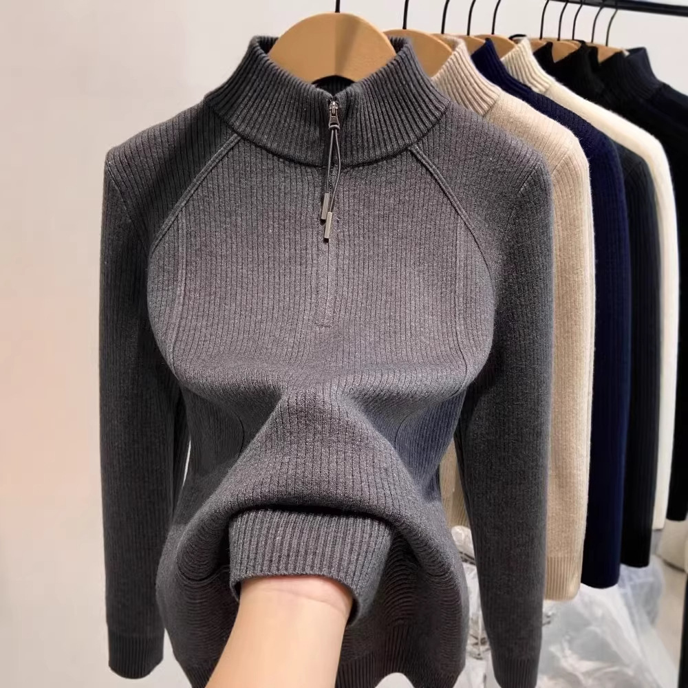 Women's knitted sweater with zipper and lining