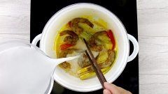 Cho vào nồi 1 muỗng canh dầu màu điều, thêm vào đầu hành, sả cây và ớt hiểm đập dập rồi phi lên cho thơm. Cho tôm đã ướp vào xào vừa săn lại thì bạn châm vào 30ml nước cốt dừa để tránh khét nồi. Nấu một lúc cho nước cốt dừa sôi lên, tôm vừa chín tới.