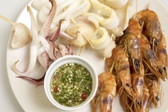 Tùy vào khẩu vị của gia đình mà bạn có thể gia giảm gia vị mặn ngọt cho vừa miệng nhé! Sốt chấm hải sản có vị mặn ngọt, chua cay hấp dẫn. Đặc biệt hương ngò rí đặc trưng giúp các hải sản luộc hay hấp của bạn càng thêm ngon miệng.
