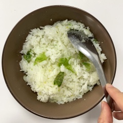 Cho muốt ớt vừa giã vào cơm và trộn đều tay