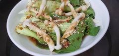Cho cải vào hấp 10 phút đến khi cải và nấm chín thì tắt bếp.