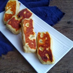 Bánh chiên nho khô chín nóng hổi, mềm xốp. Vị bánh ngọt, thơm hương trứng, điểm xuyến vị nho khô ngọt chua lạ miệng. Món bánh dễ làm và thơm lừng này hứa hẹn sẽ cuốn hút được các bé ăn nhiều cho xem.