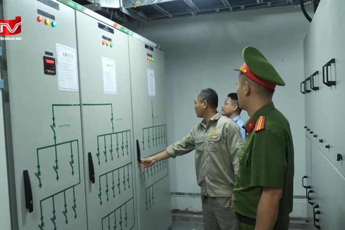 Đội Chữa cháy và CNCH khu vực số 8 tăng cường kiểm tra an toàn sử dụng điện mùa nắng nóng - Chuyên trang An Ninh Thủ Đô - Báo Công an nhân dân