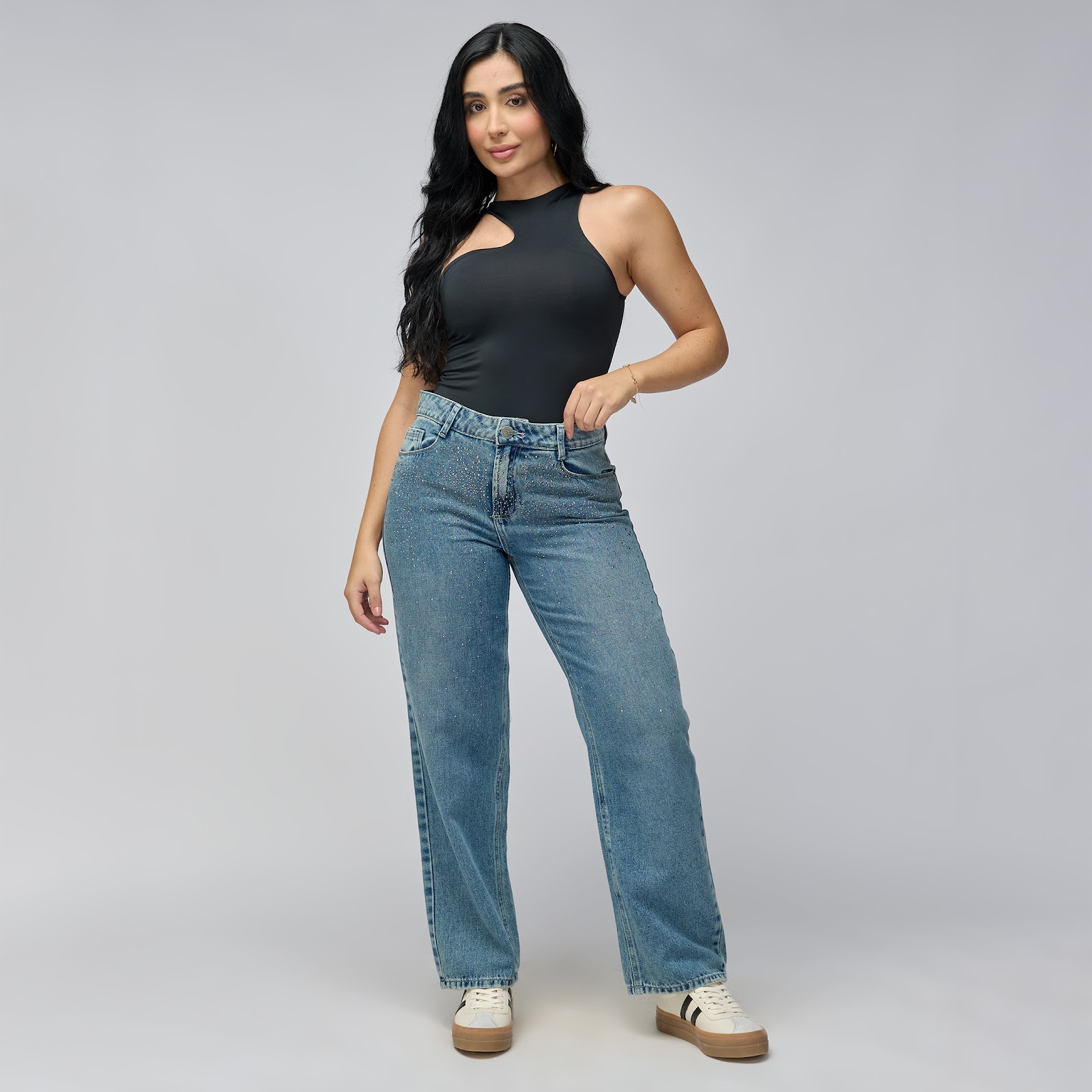 Jean straight tiro alto en denim rígido 100% algodón, color azúl medio