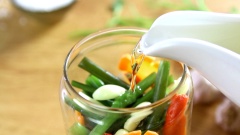 Cho rau muống xen kẽ cà rốt vào hũ thủy tinh, tiếp đến cho tỏi và ớt lên. Cứ một lớp rau muống rồi đến một lớp tỏi và ớt cho đến khi đầy hủ. Sau đó đổ lớp giấm đường lên gần đầy hũ rồi đậy nắp. Để hũ thủy tinh bên ngoài khoảng 2 tiếng và sau đó cho vào ngăn mát tủ lạnh để từ 1-2 ngày là có thể thưởng thức.