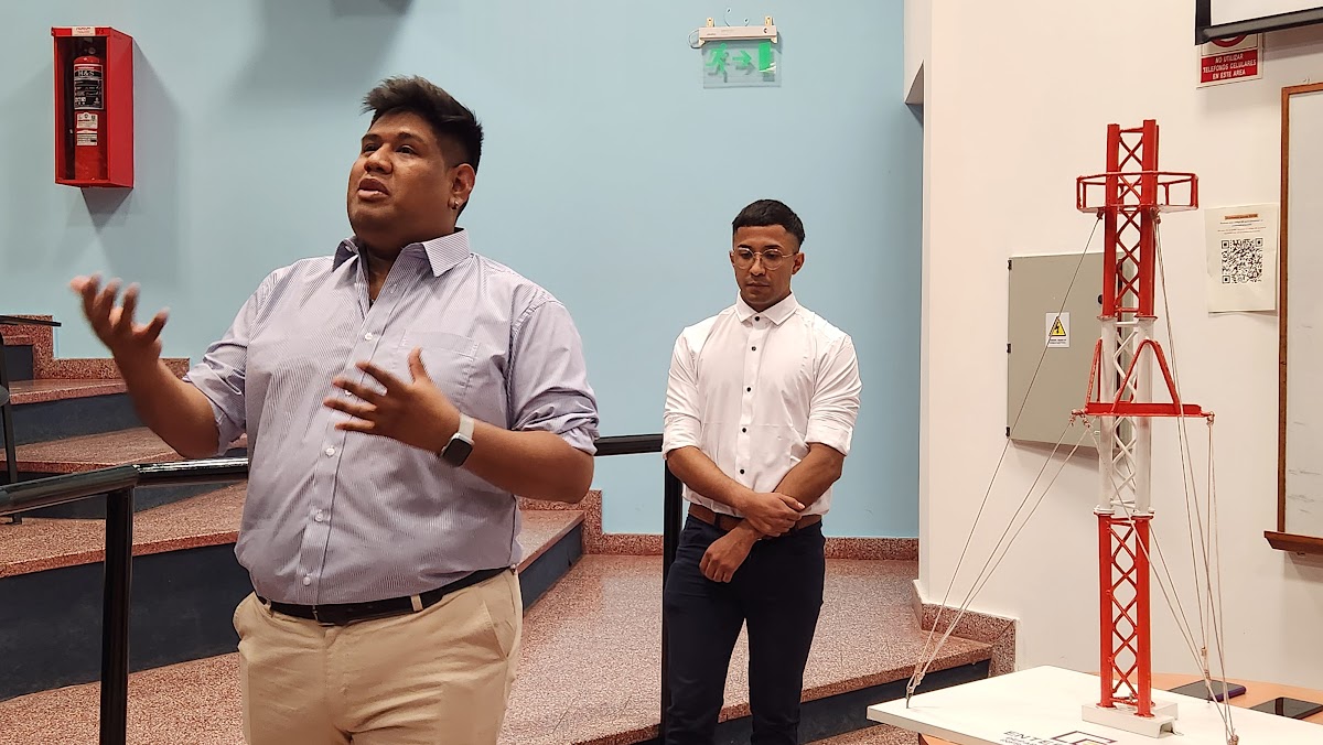 Jóvenes expositores desarrollando una presentación ante el público