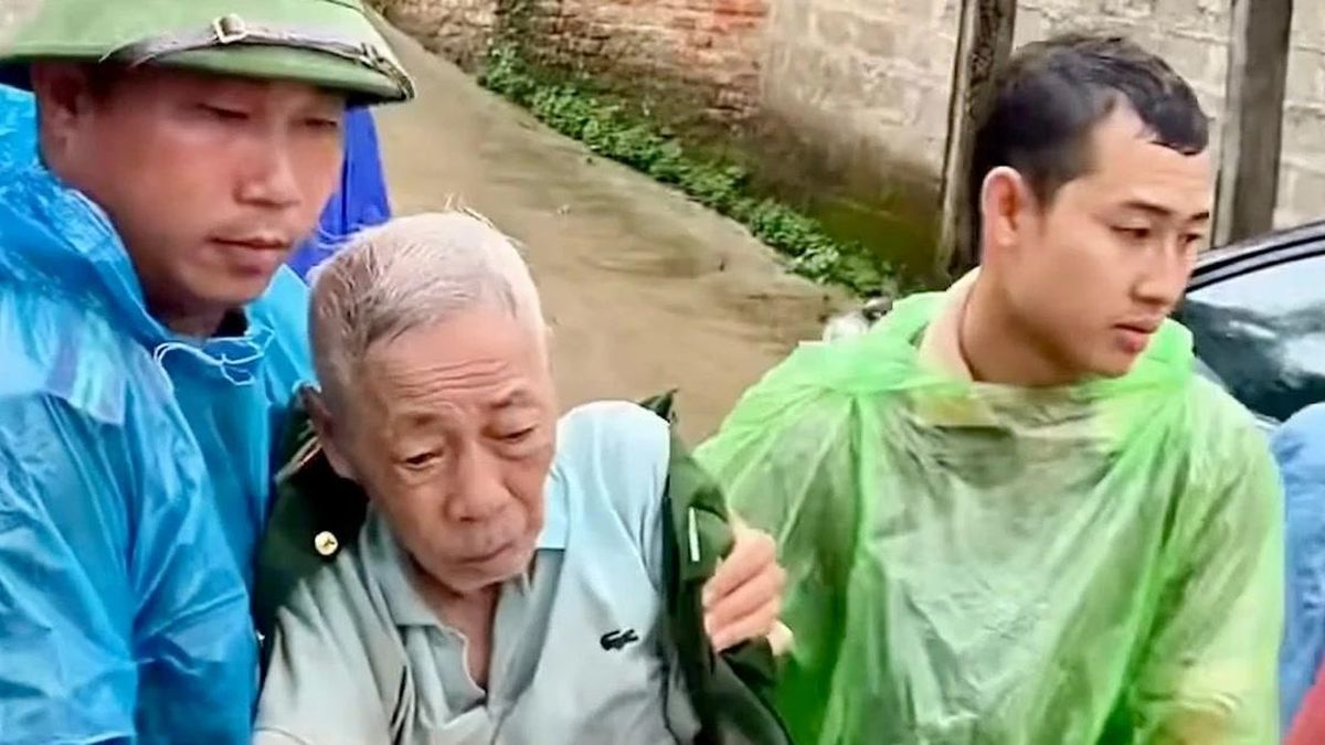Ấm lòng hình ảnh Công an xã xuyên đêm tìm cụ ông đi lạc - Chuyên trang An Ninh Thủ Đô - Báo Công an nhân dân