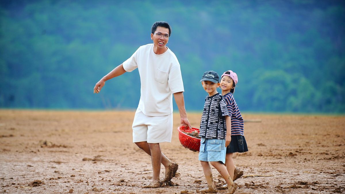 Rời điện thoại, máy tính bảng, 'khối nghỉ hè' thích thú bắt cá mò ốc ở Đà Lạt - Báo VTC News