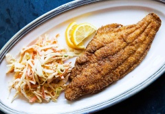 Cho cá chiên giòn ra đĩa và thưởng thức. Món này bạn có thể ăn kèm cơm, salad hay ăn vặt đều được nha. Ngoài ra, bạn có thể chấm cá cùng tương ớt, tương cà, nước tương, nước mắm chua ngọt gì cũng thơm ngon hết cả.