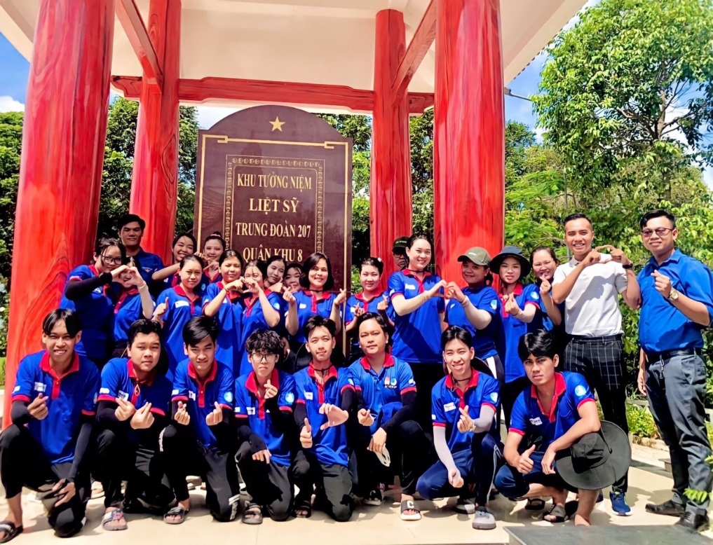 Đoàn trường DLA đến thăm, động viên tinh thần các chiến sĩ tình nguyện trong thời gian tham gia chiến dịch