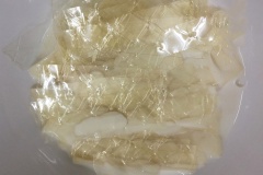 Ngâm lá gelatine trong 100ml sữa tươi đến khi gelatine thấm đều sữa và nở mềm. Ngâm hoa đậu biếc khô vào 30ml nước sôi trong 15 phút cho hoa đậu biếc ra màu. Sau đó vớt bỏ hoa chỉ lấy phần nước màu.