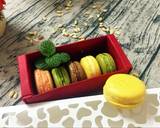 Nhân bánh có nhiều loại tuỳ theo sở thích. Đối với nhân kem phô mai: Đánh bơ, kem phô mai (cream cheese) và đường cho quện vào với nhau. Sau đó pha màu tương tự như bột bánh. Nếu dùng nhân sô-cô-la: hấp cách thủy sô-cô-la trắng làm chảy ra và trộn màu tương tự như trên. Phết nhân vào mặt bánh và nắp nửa còn lại vào ta được những chiếc bánh xinh xắn.