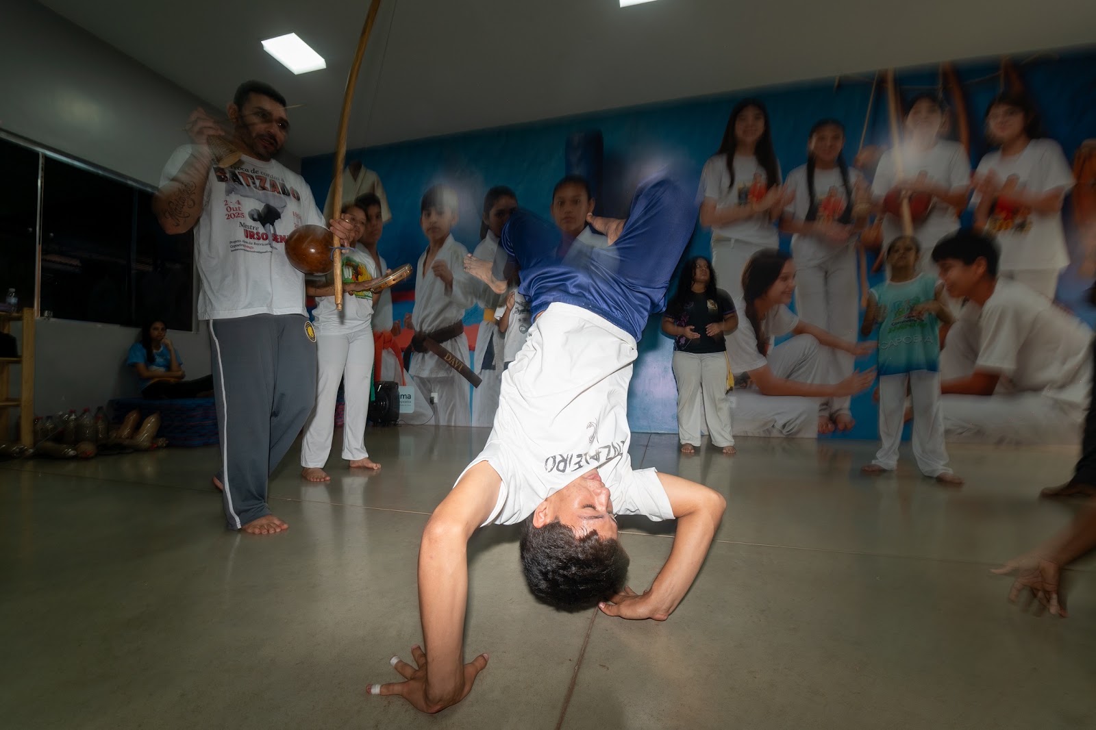 Presidente da Assembleia Legislativa de Roraima discursa sobre a importância da cultura e das aulas de capoeira gratuitas.