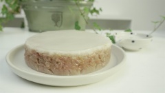 Bánh chuối hấp xong để nguội, lấy bánh chuối hấp nước cốt dừa ra khỏi khuôn, khi ăn cắt thành từng miếng và rưới nước cốt dừa bột báng, vừng rang trên mặt. Bánh chuối hấp nước cốt dừa có màu hồng rất đẹp, ăn mềm hơi dai, vị ngọt vừa thêm vị béo nước cốt dừa rất thơm. Làm bánh chuối hấp mời cả nhà ăn ngon ngay nhé!
