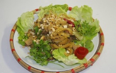 Cho ra đĩa, ăn nóng rắc đậu phộng rang chín đã đập dập lên trên.