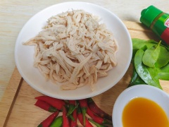 Cho ức gà vào nồi và luộc chín, sau đó xé nhỏ thành sợi.