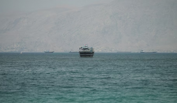 Tăng đột biến lưu lượng tàu qua eo biển Hormuz