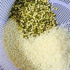 Gạo tẻ, gạo nếp, đậu xanh vo sạch, cho ra rổ, để ráo nước.