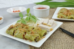 Dọn kèm bánh cuốn lá dứa nhân tôm nấm cùng giá trụng sơ, rau thơm, chả quế và chén nước mắm mặn ngọt. Bánh cuốn mềm dai, thơm hương lá dứa; hòa quyện cùng vị ngon ngọt tự nhiên của nhân tôm nấm sẽ làm bữa ăn của gia đình bạn thêm hấp dẫn và lạ miệng đấy. Cuối tuần sắp đến rồi, cùng vào bếp và thử cách làm bánh cuốn lá dứa nhân tôm nấm này với Cooky nhé.
