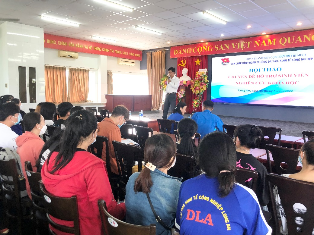 Tham gia chuyên đề, các bạn được TS. Nguyễn Văn Toàn – Phó Trưởng phòng Đảm bảo Chất lượng Trường DLA chia sẻ về các bước cơ bản thực hiện đề tài nghiên cứu khoa học, cách thúc đẩy tinh thần tự nghiên cứu trong sinh viên và giải đáp một số vướng mắc trong quá trình thực hiện nghiên cứu