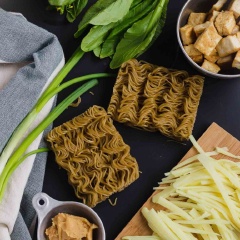 Chuẩn bị nguyên liệu. Măng tươi và rong biển cắt nhỏ. Cải ngồng rửa sạch. Hành lá thái nhỏ. Cho nước dùng và nước đun sôi. Thêm mì ramen và măng vào. Nấu trong 3 phút cho đến khi mì ramen chín. Thêm cải ngồng và nấu thêm 1 phút. Tắt lửa, thêm các nguyên liệu gia vị còn lại vào đảo đều.
