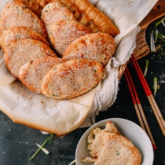 Nướng bánh mì khoảng 18 phút, bánh có màu vàng nâu thì lấy ra khỏi lò để nguội.
