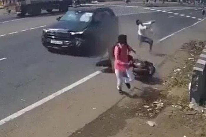 Ô tô tông xe máy, hai người bị hất văng lên không trung - Tạp chí Doanh Nghiệp Việt Nam