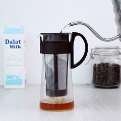 Ủ cà phê: Cho vào bình pha cold brew 60gr cà phê xay thô, 600ml nước đun sôi để nguội, đậy nắp và ủ trong ngăn mát tủ lạnh 24 tiếng để cà phê lên men và có vị chua nhẹ như nước trái cây. Nếu không có bình pha chuyên dụng, bạn có thể ủ trong một chiếc bình thủy tinh, sau đó lọc cà phê qua túi lọc. Cách này vẫn thu được những ly cold brew thơm ngon.