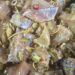Tiếp theo, nêm gia vị 1 muỗng cà phê muối, 1/2 muỗng cà phê tiêu, 1 muỗng cà phê hạt nêm, 1 muỗng canh nước mắm, 1 muỗng cà phê đường trắng vào, đảo đều, đậy kín nắp cho thịt gà chín.