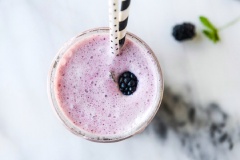 Cho nước cốt mâm xôi trở lại vào máy xay, cho nước soda vào, tiếp theo cho kem vani vào xay nhuyễn rồi cho ra ly, trang trí thêm lá bạc hà là hoàn thành rồi!