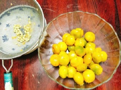 Hòa tan 1 muỗng cà phê vôi bột với 1.5 lít nước lọc, đợi vôi lắng xuống đáy thì thu lấy phần nước vôi trong. Dùng dao khứa 4 đường dọc trên quả tắc tạo những khe nhỏ đều nhau, ấn dẹt cho ra hạt tắc và loại bỏ bớt nước tắc. Cho tắc vào âu sạch sau đó chắt lấy nước vôi trong đổ vào, ngâm khoảng 6 tiếng sau đó đổ ra rửa lại cho sạch, để ráo nước.