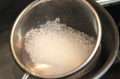 Bột báng ngâm vào chén nước lạnh khoảng 10 phút. Sau đó, đun nồi nước sôi, cho bột báng vào, luộc đến khi bột báng nổi lên là chín. Vớt ra, xả lại nước lạnh, để ráo.