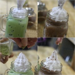 Cho kem sữa tươi vào túi bóp kem, phủ kem lên trên ly. Có thể rắc thêm bột trà xanh và cacao để tăng hương vị.