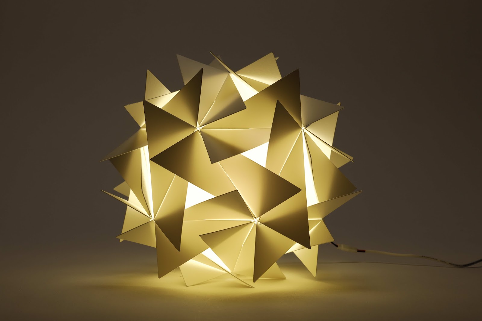 正三角形薄板材のスリットジョイントによる可変型照明制作-thumb-2