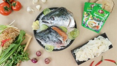 Đầu cá hồi mua về cắt bỏ răng, mang và phổi cá, sau đó cắt thành khúc vừa ăn, rửa qua nước lạnh cho sạch. Chuẩn bị 1 thau khoảng 500ml nước, cho vào đó 5gr gừng băm, 5gr muối, 20ml giấm, khuấy đều lên. Sau đó cho đầu cá hồi vào rửa sạch khoảng 2-3 phút thì vớt ra rửa lại với nước lạnh. Để cá hồi thật ráo nước đi đem ướp với 10gr hành tím băm, 3gr muối, 2gr tiêu xay 30 phút cho thấm gia vị.