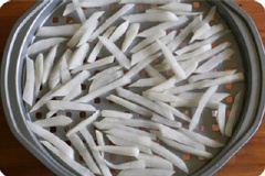 Vớt củ cải trắng ra, để ráo nước. Trong 1 nồi nhỏ, cho 10gr bột nếp, 1/2 chén nước vào, bắc lên bếp nấu nhỏ lửa đến khi hỗn hợp sệt lại là được.