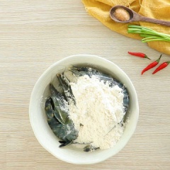 Cho 400gr tôm sú vào tô cùng 300gr bột chiên giòn, dùng đũa trộn đều bột