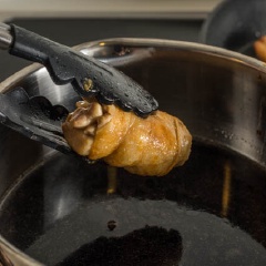Cho nước, nước tương, rượu trắng, đường vào nồi, khuấy cho đường tan hoàn toàn, cho cuộn gà vào, đun sôi nồi trong lửa cao. Sau khi hỗn hợp sôi, bạn vặn nhỏ lửa và đun liu riu khoảng 25 phút nữa. Tắt lửa rồi để nguội ở nhiệt độ phòng.