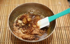 Trong tô khác, cho bơ nhạt, dùng phới trộn bột dặm nhuyễn bơ. Sau đó cho lần lượt đường nâu, đường trắng vào trộn cho thật đều làm sao cho bơ và đường được quyện đều lại với nhau. Tiếp theo, các bạn cho lần lượt trứng gà và vani vào bát hỗn hợp đường bơ, các bạn dùng phới trộn bột trộn tất cả những nguyên liệu này lên.