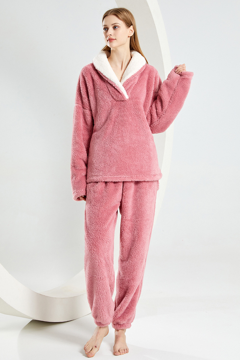 Warm women's loungewear made of soft fleece