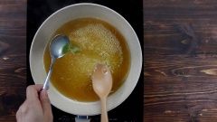 Làm nước đường ăn kèm bánh đúc lá dứa: 30gr gừng đem giã nát, thêm 1 muỗng canh nước vào rồi vắt lấy phần nước cốt gừng. Cho 100gr đường thốt nốt cắt nhỏ vào chảo cùng với 200ml nước. Đun đến khi đường tan, nước sôi thì bạn cho vào 1/4 muỗng cà phê muối, 1 muỗng canh nước cốt gừng, 1 muỗng cà phê bột năng pha với 20ml nước, khuấy đều để tạo độ sệt cho nước đường.