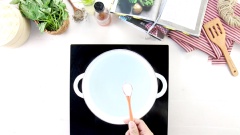 Nấu nước cho thật sôi, thêm vào 1 muỗng cà phê muối, cho rau lang vào trụng sơ 2 phút rồi vớt ra đem xả ngay qua nước lạnh hoặc ngâm vào nước đá để giữ được màu xanh đẹp mắt của rau. Để ráo nước.