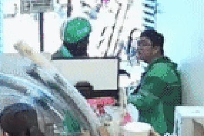 Shipper bị đồng nghiệp đánh trong quán trà sữa tại phường Tân Hưng - Báo Người Lao Động