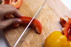 Rửa sạch và cắt ớt chuông thành miếng vừa ăn.