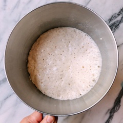 Phần bột 1: cho 200g bột mì, 3g men nở, 12g đường, 160ml nước vào âu và trộn thật đều lên. Sau đó để bột ủ ở nhiệt độ khoảng 21 độ C từ 2 - 3 tiếng cho bột nở ra.
