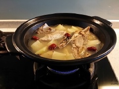 Đun nóng 2 muỗng canh dầu ăn, cho nửa chỗ gừng lát vào xào thơm, thêm cá vào chiên cho săn đều các mặt. Cho vào nồi cá 5 chén nước sôi, táo tàu, đu đủ, cau kỹ tử và chỗ gừng còn lại. Đun sôi lửa nhỏ vừa khoảng 30 phút. Nêm 3 muỗng cà phê hạt nêm, 1/2 muỗng cà phê muối, 2 muỗng cà phê đường, 1 muỗng cà phê dầu mè, khuấy đều tắt bếp.
