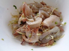 Bào ngư rửa sạch cắt miếng. Tôm khứa lưng bỏ chỉ đen. Ướp vào tôm và bào ngư với gừng, rượu và 1/4 muỗng cà phê muối.